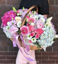Композиция солнечный день в Серебрянном Бору Цветочная композиция из Розы, Хризантемы, Пионы и Лизиантусы в корзине в Серебрянном Бору